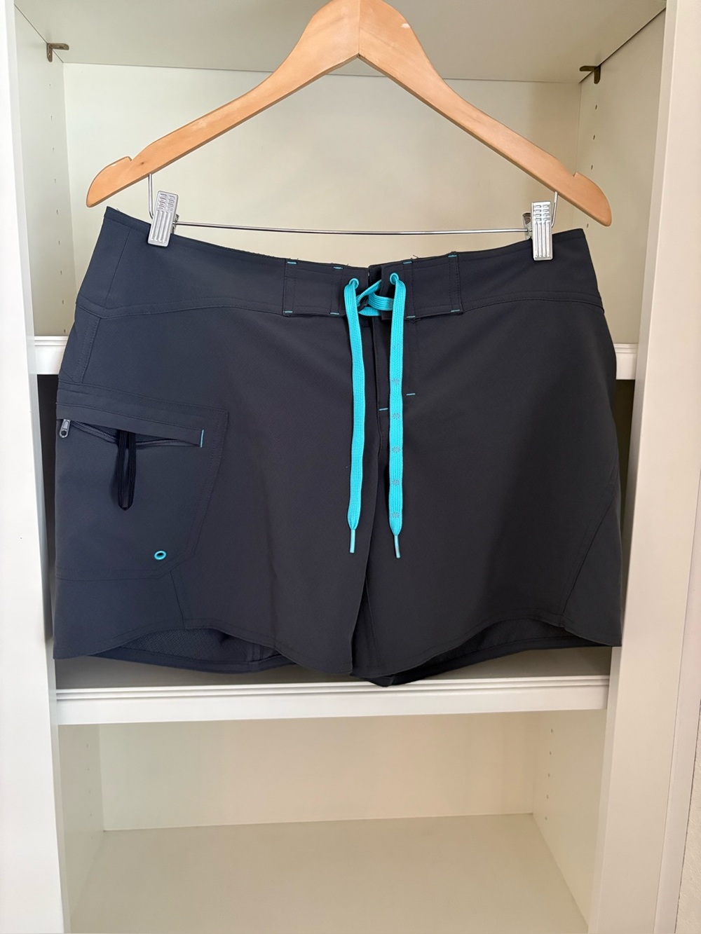 Athleta Women's Clearwater Board Shorts Gray and Teal UPF 50+ Size 8 Sea Swim
